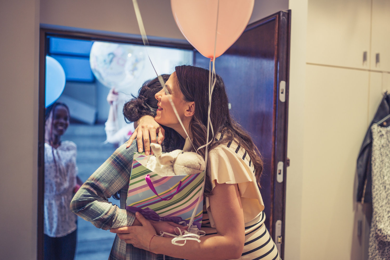 mom-with-friends-at-shower-gift-baby