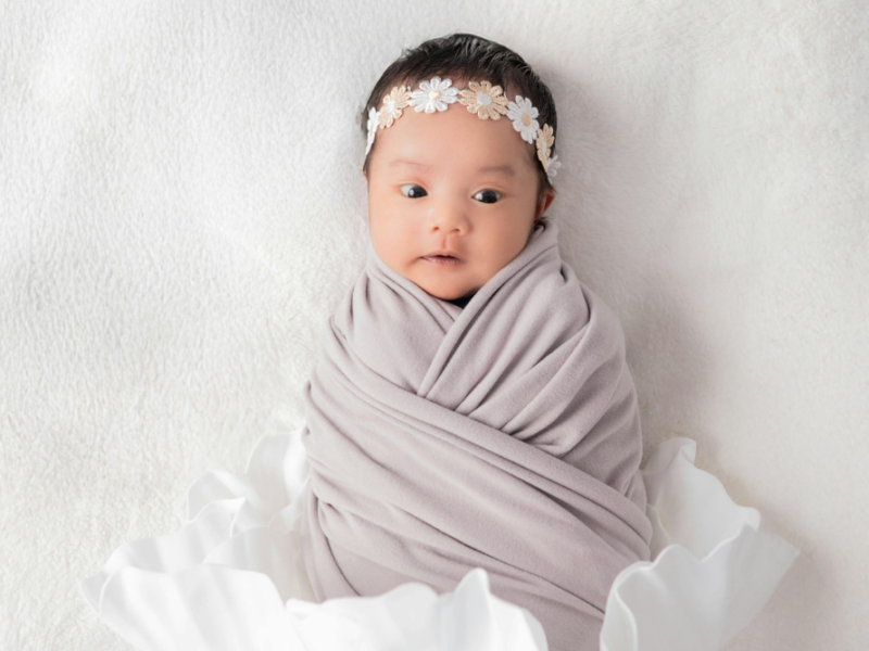 ewborn-baby-routine-mother-holding-newborn-baby-soft-morning-light