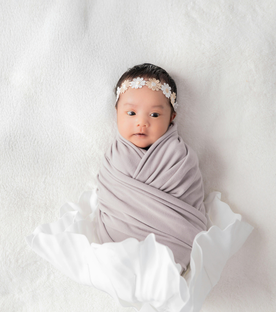 ewborn-baby-routine-mother-holding-newborn-baby-soft-morning-light