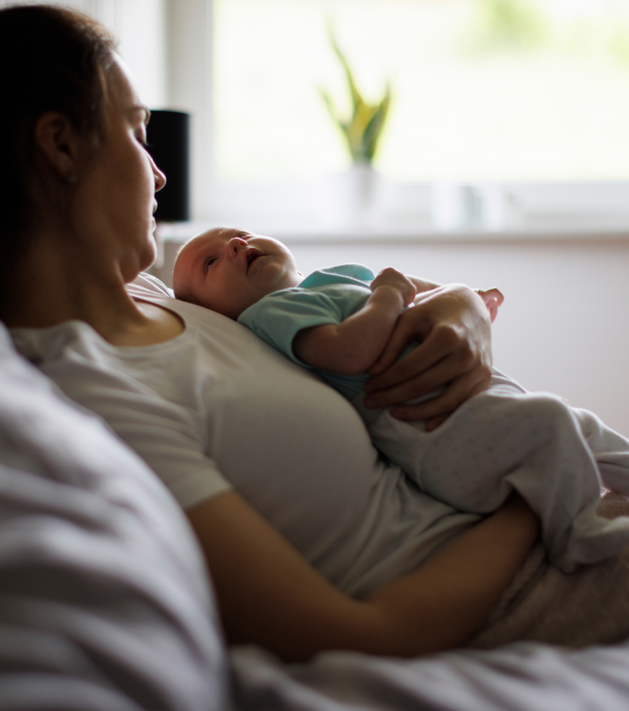 Simple infographic style image showing baby feeding → play → sleep cycle timeline.