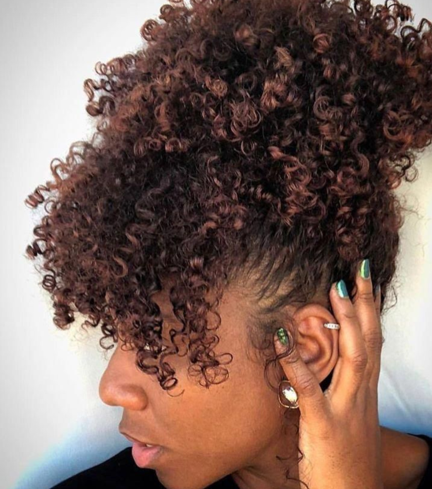 curly-ponytail-wig-style-for-moms-active-everyday-look