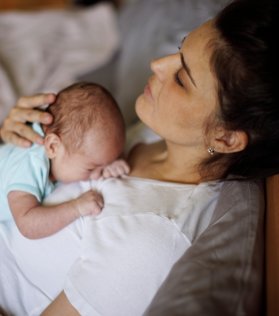 baby-sleeping-on-chest-mother-bonding-newborn-comfort-moment