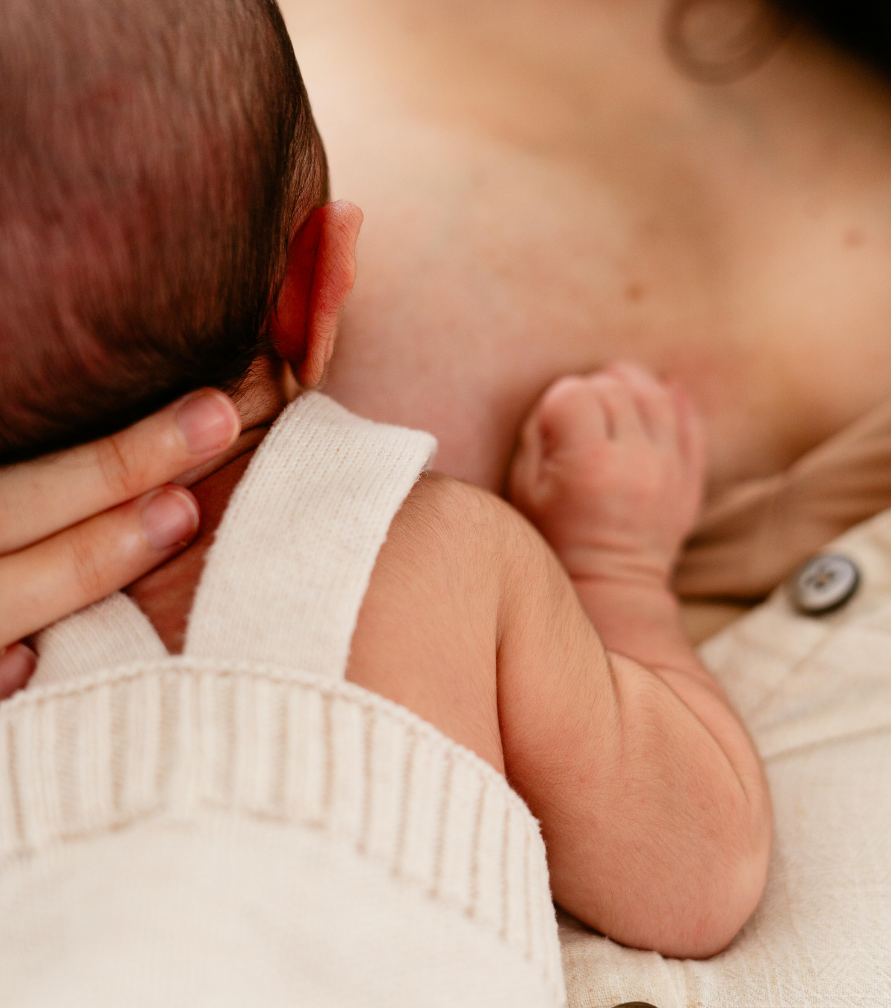 baby-sleeping-on-chest-mother-bonding-newborn-comfort-moment