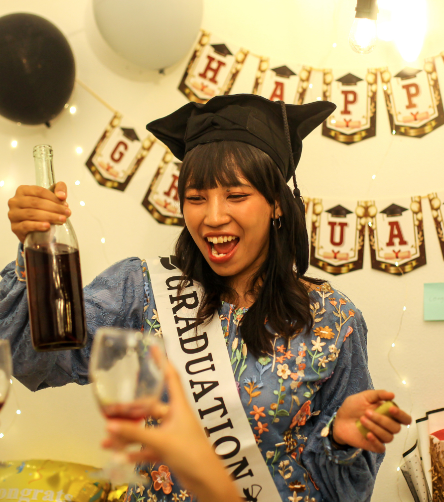 small-home-graduation-party-setup-for-family