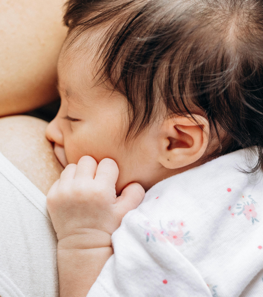 real-mom-experience-with-baby-cluster-feeding-at-night