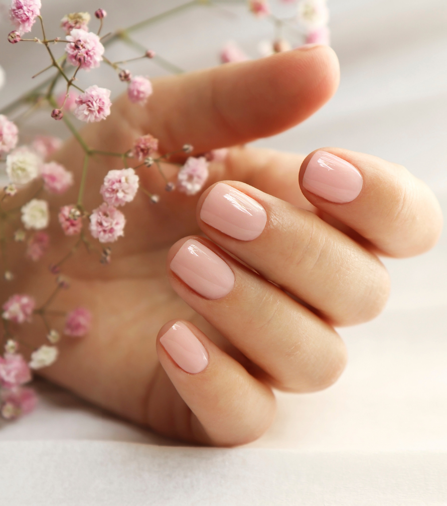 low-maintenance-short-nails-for-busy-moms-daily-chores