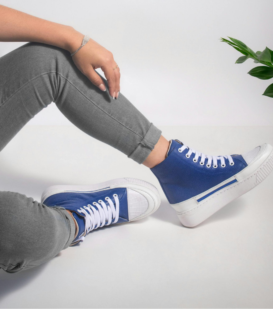 trendy-mom-sneakers-with-jeans-and-simple-top