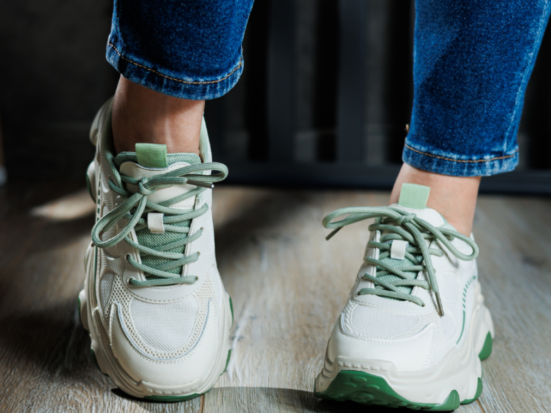 trendy-mom-sneakers-with-casual-everyday-outfit
