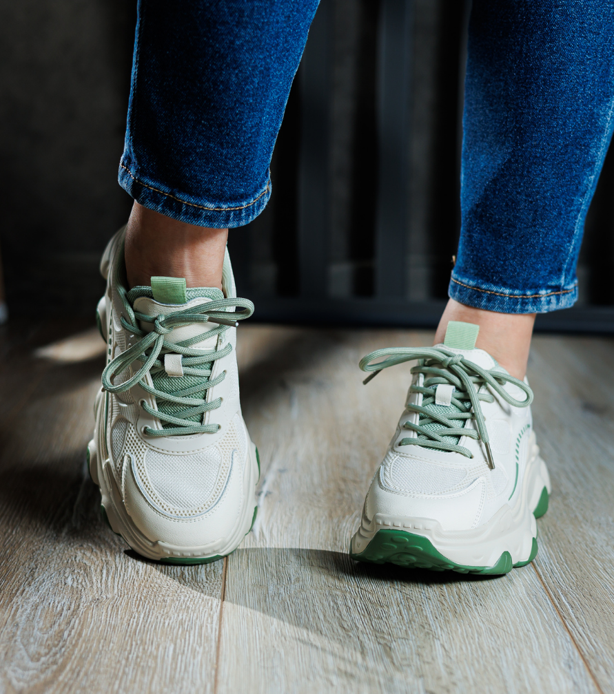 trendy-mom-sneakers-with-casual-everyday-outfit