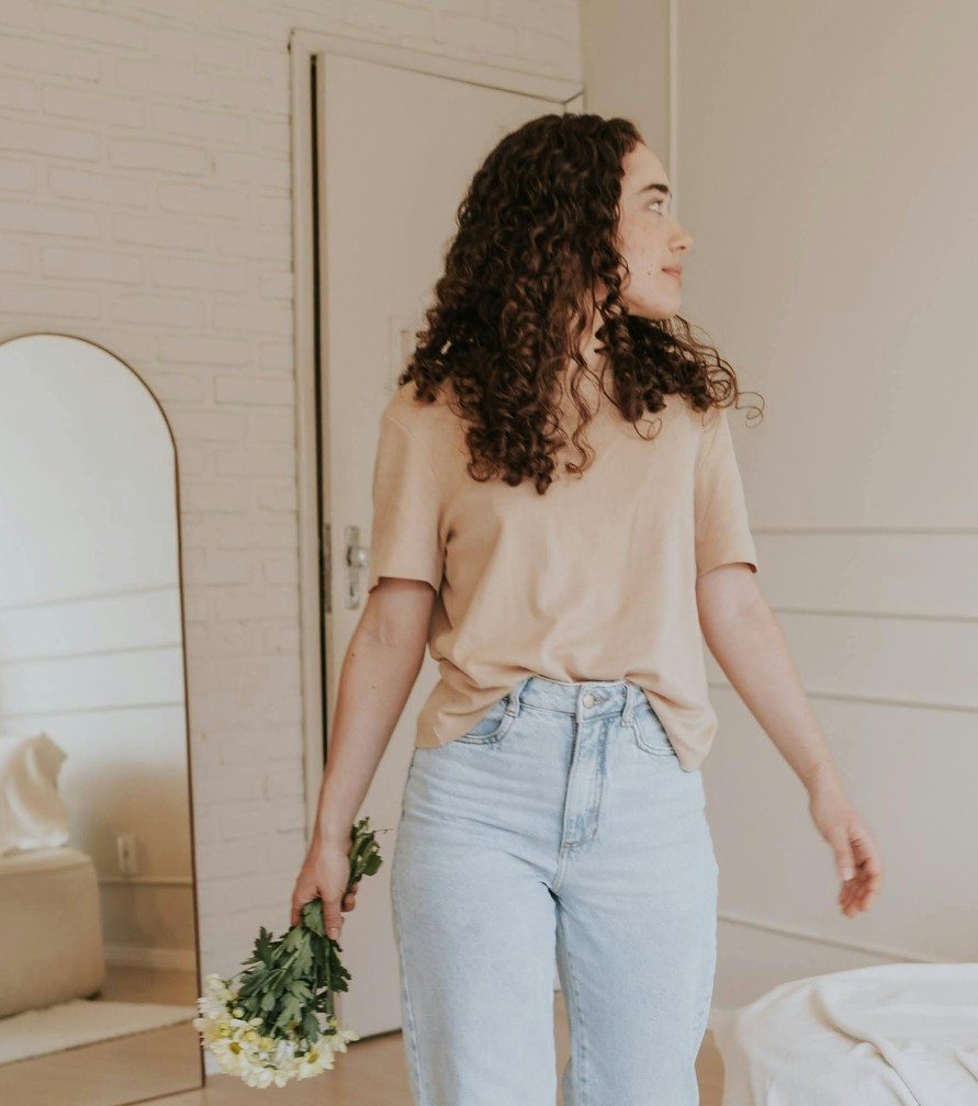 loose-curly-wig-style-for-moms-everyday-soft-look