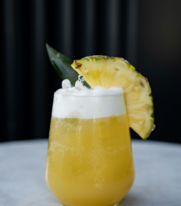 tropical-pinapple-baby-shower-drinks