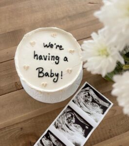 baby-reveal-announcement-cake